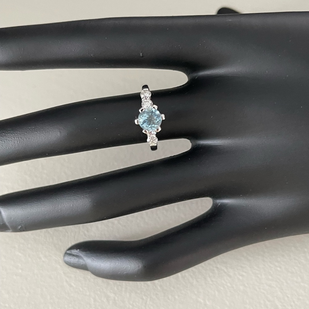 Genuine aquamarine and natural earth mined diamonds set in 14K solid white gold. - Picture 4 of 16